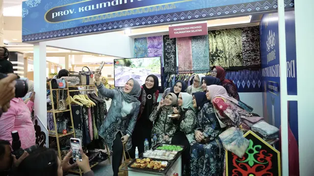 Kain Sasirangan Khas Kalimantan Selatan Bersinar di Parade Wastra Nusantara 2025