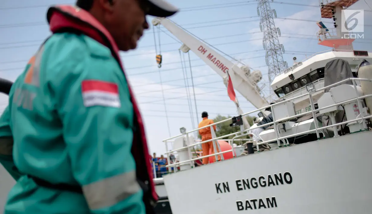Petugas Basarnas mempersiapkan peralatan untuk melakukan evakuasi di Dermaga BTKP, Jakarta, Senin (29/10). Basarnas menurunkan tim evakuasi ke lokasi jatuhnya pesawat Lion Air dengan rute penerbangan Jakarta-Pangkal Pinang. (Liputan6.com/Faizal Fanani)