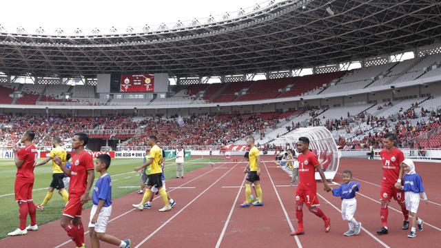 Pemain Persija Jakarta bersama player escort kid