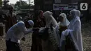 Warga bersalaman saat merayakan Idul Fitri di Pancoran Buntu II, Jakarta Selatan. Kamis (13/5/2021). Mayoritas umat Muslim di Indonesia melaksanakan Sholat Id sesuai dengan ketetapan pemerintah pada Rabu (13/5/2021). (Liputan6.com/Johan Tallo)