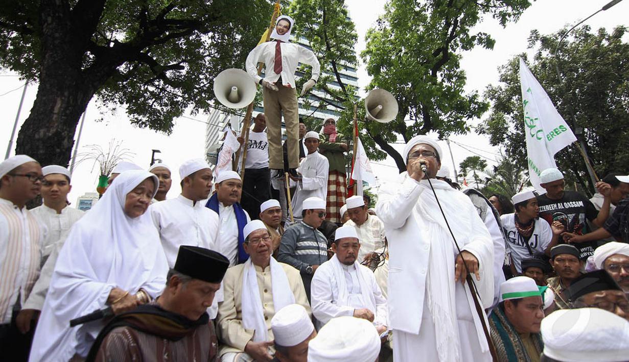 Massa saat melakukan orasi aksi penolakan Ahok di depan Balaikota, Jakarta, Senin (1/12/2014). (Liputan6.com/Faizal Fanani) 