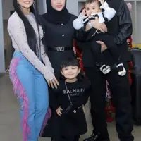 Tampilan Serba Hitam Keluarga Krisdayanti di Konser Super Diva. [@krisdayantilemos]