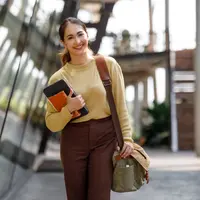 ilustrasi perempuan mahasiswa/David Gyung/Shutterstock