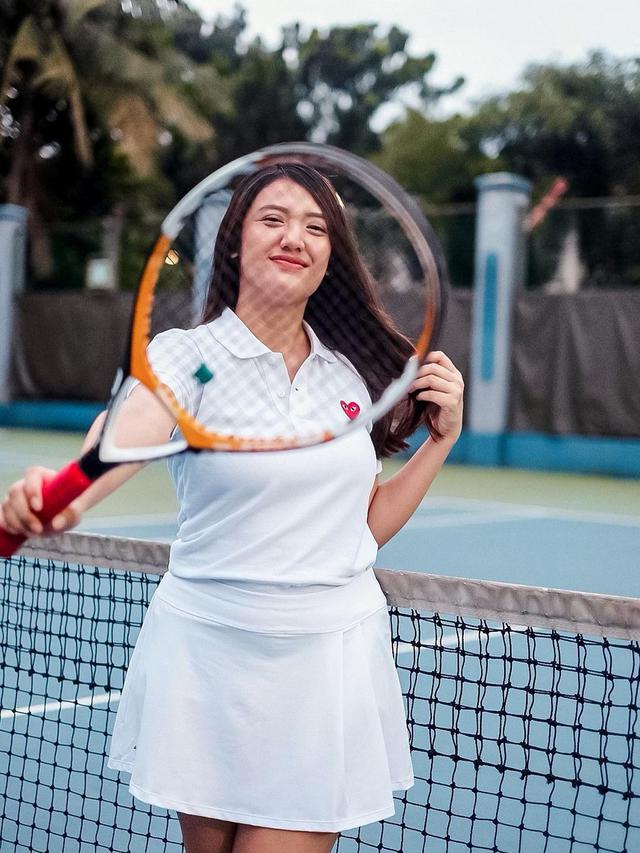 5 Potret Anissa Aziza Tampil Sporty saat Bermain Tennis, Curi Perhatian