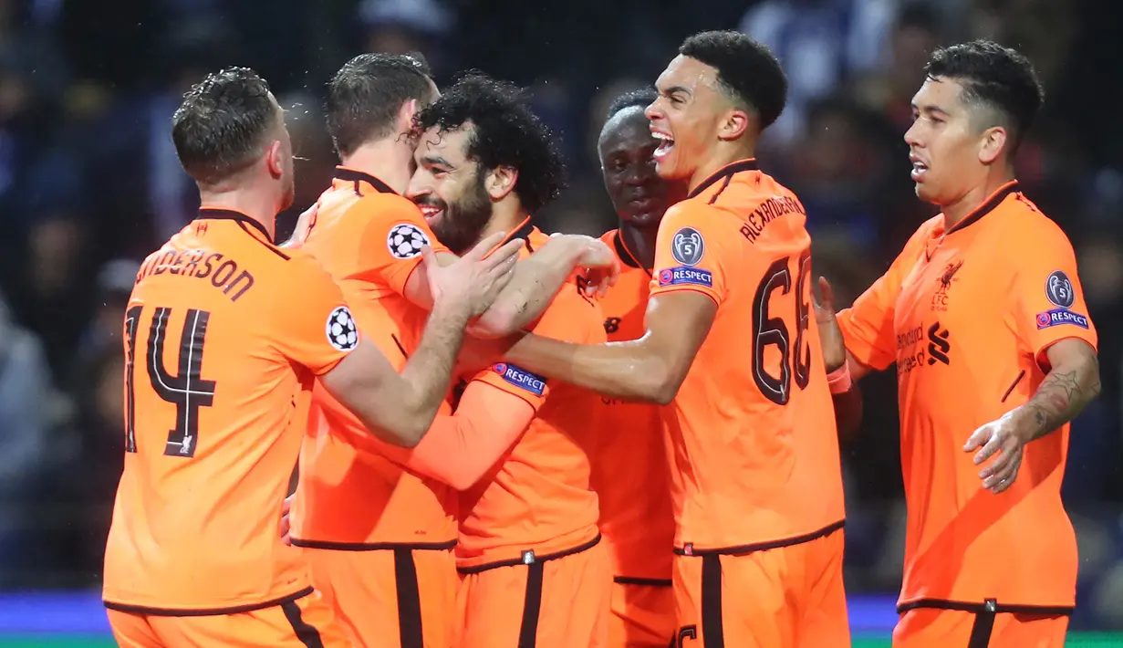 Pemain Liverpool merayakan gol Mohamed Salah (ketiga kiri) ke gawang FC Porto dalam leg pertama babak 16 besar Liga Champions di Stadion Do Dragao, Kamis (15/2). Liverpool memetik kemenangan dengan skor telak 5-0. (AP/Luis Vieira)