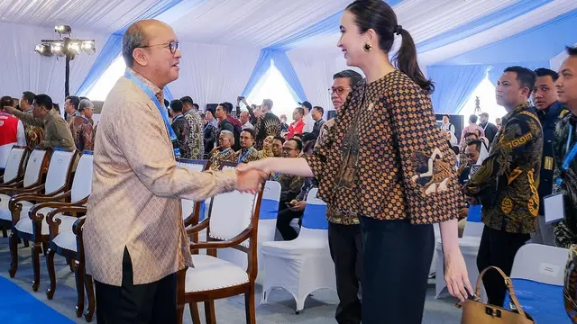 Gaya Smart Office Look Menpar Widi Wardhana Saat Kunjungan Kerja hingga Rapat Paripurna, Tenteng Tas Fendi Rp89 Juta yang Beda Warna