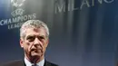 Wakil Presiden UEFA Angel Maria Villar Llona saat hadir dalam pengundian semifinal Liga Champions di markas UEFA, Nyon, Swiss, Jumat (15/4). (REUTERS/Denis Balibouse)