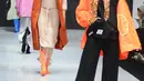 Model mengenakan busana rancangan Yoon Sun Choi saat Muslim Fashion Festival (MUFFEST) 2019 di JCC, Jakarta, Jumat (3/5/2019). IFI (INTERNATIONAL) X KOREA K-STREET BY GLINGREEM menampilkan rancangan Yoon Sun Choi Sebanyak 37 koleksi busana hijab. (Liputan6.com/Herman Zakharia)