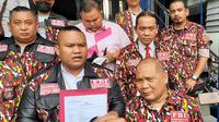 Sekelompok orang yang tergabung dalam Forum Batak Intelektual (FBI) melaporkan Holywings ke Polda Metro Jaya atas dugaan penistaan agama. (Liputan6.com/Ady Anugrahadi)
