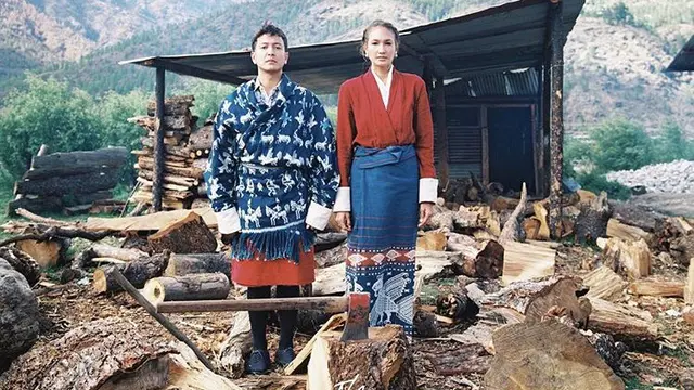 Baju pernikahan Nadine Chandrawinata dan Dimas Anggara rancangan Dian Oerip (Instagram)