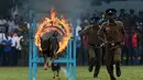Seekor anjing melompati lingkaran api saat demonstrasi perayaan ulang tahun polisi Sri Lanka ke-151 di Kolombo (7/9). (AFP Photo/Lakruwan Wanniarachchi)