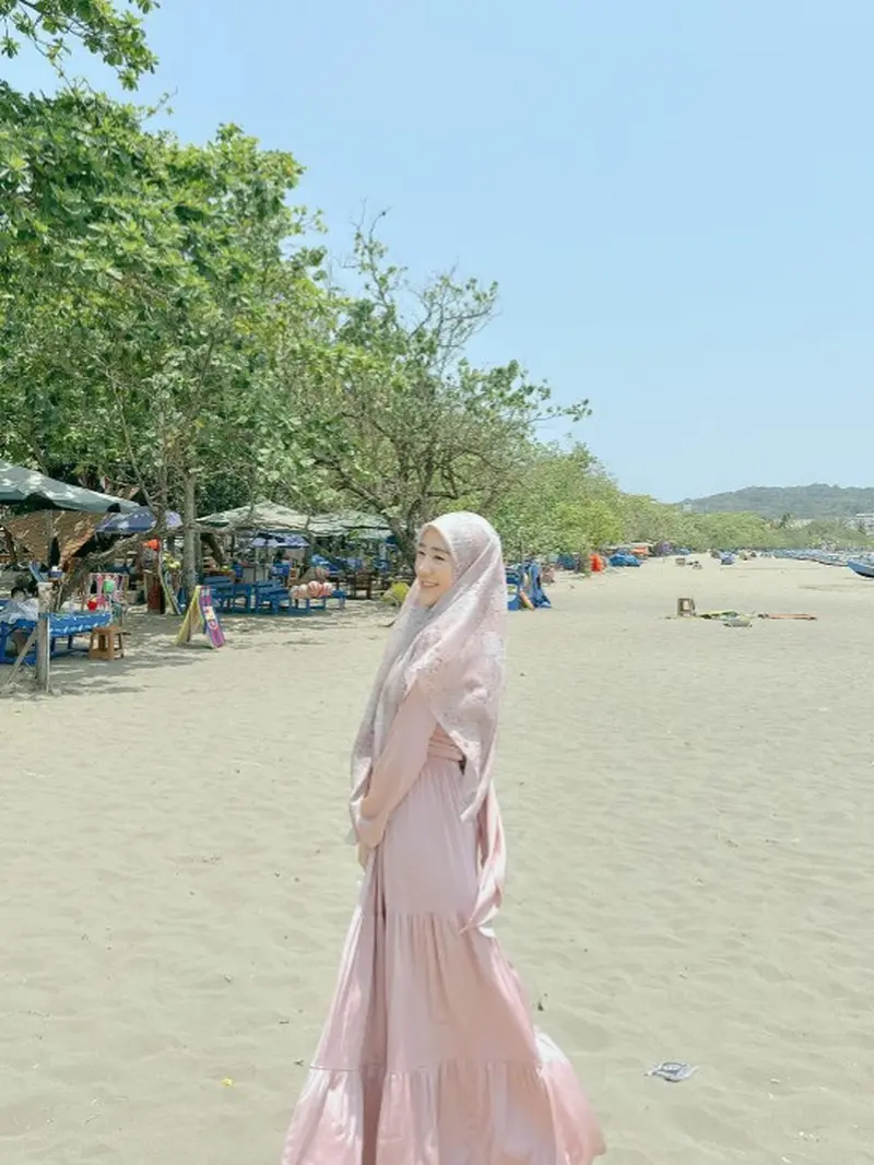 Potret Larissa Chou di pantai dengan gamis cantik (Instagram/@larissachou)