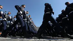 Prajurit Rusia berbaris selama parade Hari Kemenangan menandai ulang tahun ke-71 dari kemenangan atas Nazi Jerman dalam Perang Dunia II, di Lapangan Merah di Moskow, Rusia, (9/5). (REUTERS/Grigory Dukor)