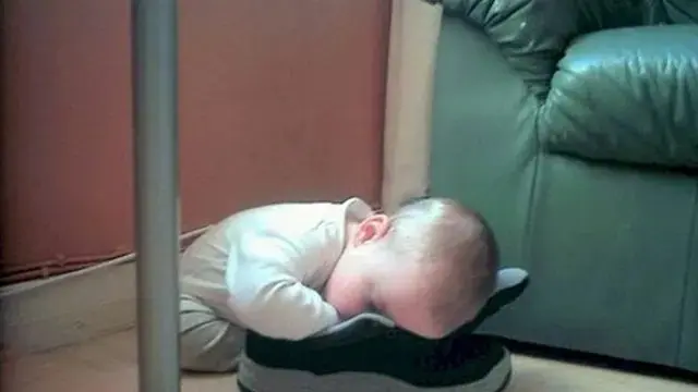 10 Potret Absurd Bocah Tidur di Sembarang Tempat, Ada yang Di Rak Supermarket