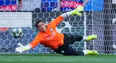 Kiper Inter Milan, Yann Sommer, berusaha menghalau bola saat sesi latihan jelang laga melawan PSG pada partai final Liga Champions di Stadion di Allianz Arena, Munchen. (AP Photo/Matthias Schrader)