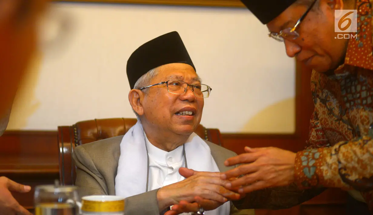 Ketua Umum PBNU Said Aqil Siroj (kanan) menyalami bakal calon wakil presiden Ma'ruf Amin (kiri) saat bertemu di Kantor PBNU, Jakarta, Selasa (14/8). Sejumlah pengurus PBNU mendoakan Ma'aruf Amin melaksanakan ibadah haji. (Merdeka.com/Imam Buhori)
