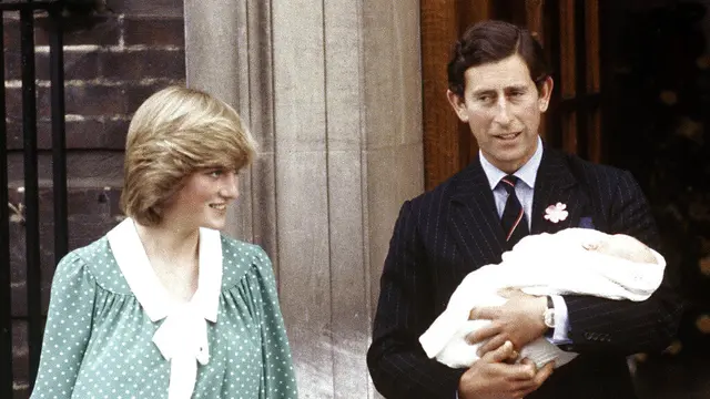 Pangeran Charles dari Inggris dan istri Putri Diana membawa pulang putra mereka yang baru lahir, Pangeran William. (Foto AP/John Redman, File)