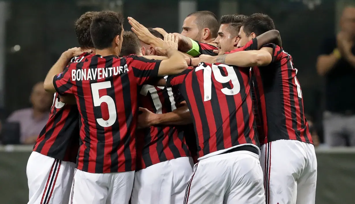 Pemain AC Milan, Mateo Musacchio dan rekan setimnya merayakan gol ke gawang HNK Rijeka dalam laga Grup D Liga Europa di San Siro, Kamis (28/9). Bertindak sebagai tuan rumah, Rossoneri –julukan Milan– sukses meraih kemenangan 3-2. (AP/Luca Bruno)