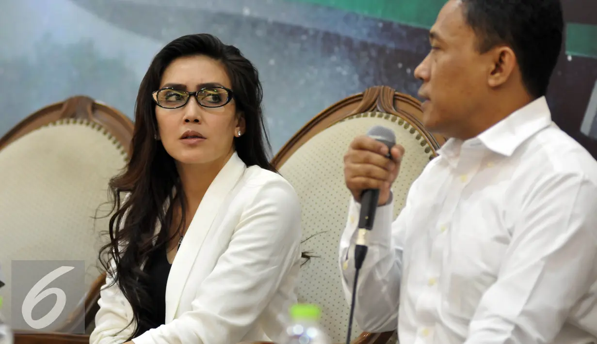 Rieke Diah Pitaloka menyimak pemaparan Dewan Pengawas BPJS Ketenagakerjaan saat diskusi 'MayDay dan Negara' di Senayan, Jakarta, Kamis (28/04). Rieke  berharap BUMN menjadi contoh yang baik tentang ketenagakerjaan. direvisi (Liputan6.com/Johan Tallo)