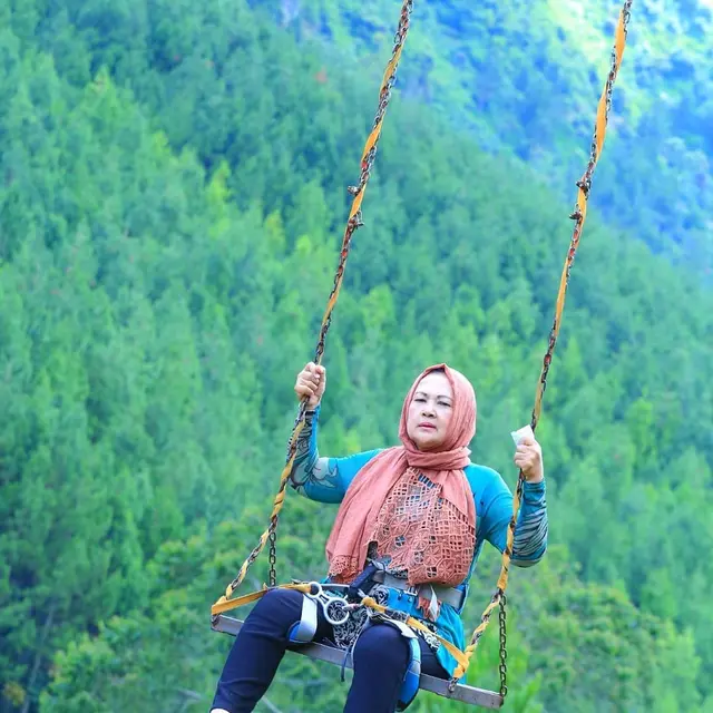 6 Potret Rosmawaty Ginting, Istri Pertama Hotma Sitompul yang Mendadak Muncul ke Publik