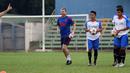 Legenda Manchester United, Denis Irwin (kiri), melakukan pemanasan sebelum bertanding pada acara United Way Coaching Clinic You C 1000 di Stadion Soemantri Brojonegoro, Jakarta, Sabtu (7/5/2016). (Bola.com/Nicklas Hanoatubun)