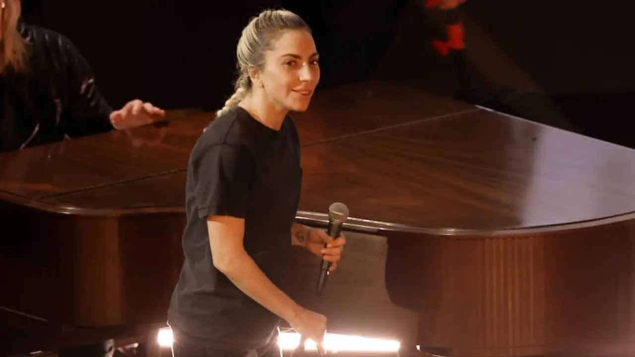 Lady Gaga Pamer Wajah Polos Tanpa Makeup saat Tampil di Oscars 2023