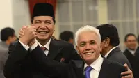 Pejabat baru Menko Perekonomian Chairul Tanjung (kiri) berjabat tangan dengan pejabat lama Hatta Rajasa (kanan) saat pelantikan di Istana Negara, Jakarta, Senin (19/5). (ANTARA FOTO/Prasetyo Utomo) 