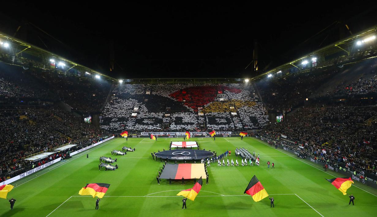 Suasana seremonial sebelum pertandingan persahabatan antara Jerman vs Inggris dimulai. Laga tersebut merupakan laga terakhir Lukas Podolski bersama Timnas Jerman. (AFP/Christian Charisius)