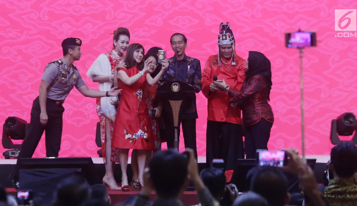 Presiden Joko Widodo atau Jokowi foto bersama saat menghadiri Perayaan Imlek Nasional 2019 di JI Expo Kemayoran, Jakarta, Kamis (7/2). Perayaan Imlek Nasional 2019 mengangkat tema 'Merajut Kebhinekaan Memperkokoh Persatuan'. (Liputan6.com/HO/Ran)