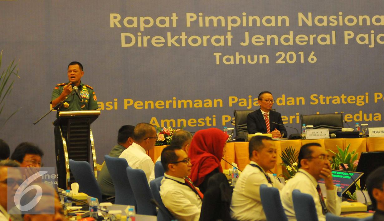 Panglima TNI Gatot Nurmantyo saat menghadiri Rapimnas Ditjen Pajak di Gedung Ditjen Pajak, Jakarta, Senin (7/11). Ia menyampaikan wawasan mengenai kebangsaan agar bangsa ini bisa meningkatkan pendapatan pajak. (Liputan6.com/Angga Yuniar)