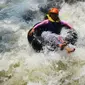 Asyiknya bermain arum jeram menggunakan ban atau river tubing di aliran Sungai Kedaton Campoan, Desa Andung Biru, Probolinggo, Jatim. (Liputan6.com/Dian Kurniawan)