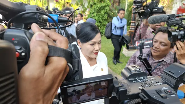 Ketua Dewan Komisioner Otoritas Jasa Keuangan (OJK), Friderica Widyasari Dewi, di Kompleks Istana Kepresidenan, Jakarta, Senin (19/10/2026). (Liputan6.com/Arief)