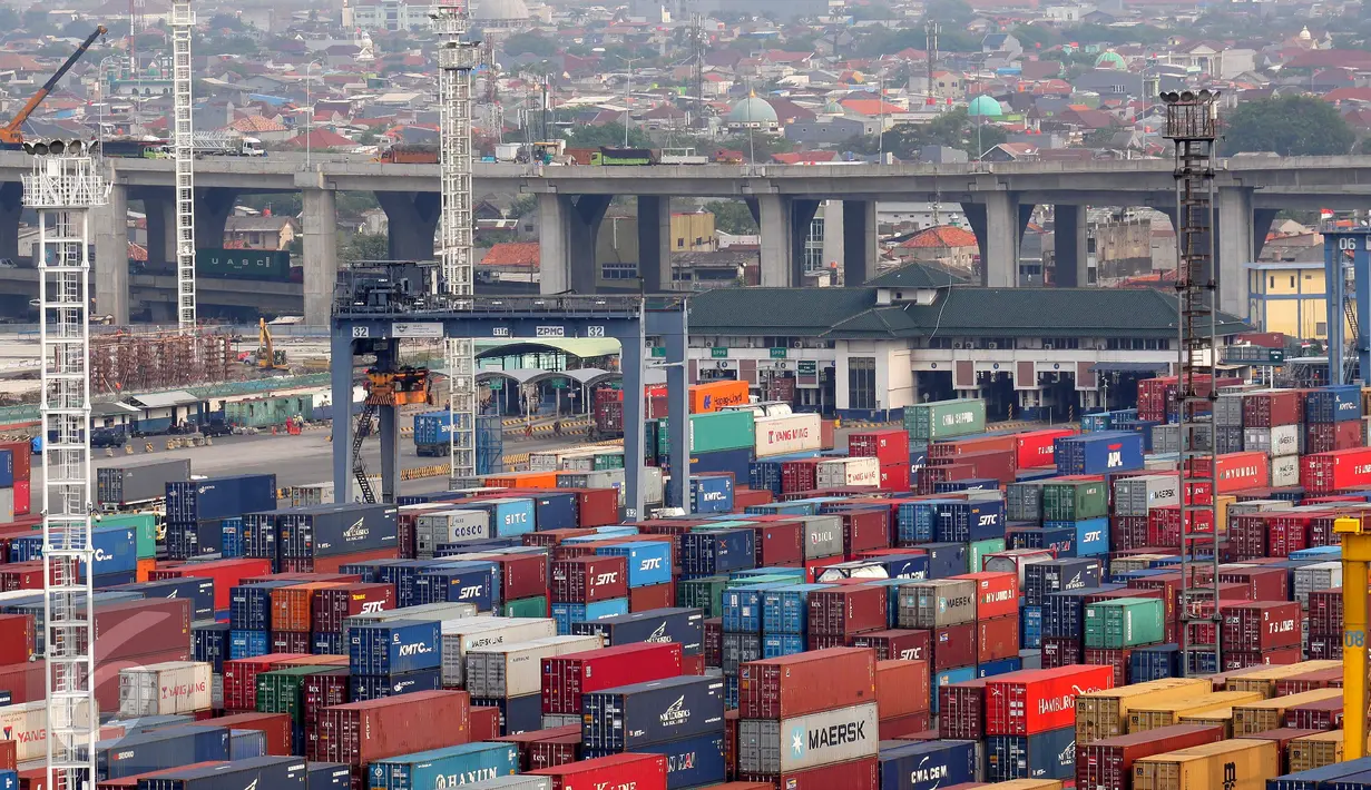 Suasana bongkar muat di Jakarta International Contener Terminal (JICT),Tanjung Priok, Jakarta, Selasa (15/9/2015). Nilai ekspor Indonesia Agustus 2015 mencapai US$12,70 M atau meningkat 10,79 persen dibanding ekspor Juli 2015. (Liputan6.com/Angga Yuniar)