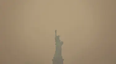 Patung Liberty yang diselimuti langit berkabut difoto dari Staten Island Ferry di New York, Rabu, 7 Juni 2023. (AP Photo/Yuki Iwamura)