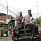 Forkopimda dan sejumlah kiai berkeliling dengan mobil patroli mengimbau masyarakat untuk memakai masker, di Bangkalan, Madura. (Foto: Liputan6.com/Musthofa)