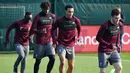 Pemain Liverpool saat mengikuti sesi latihan jelang laga Liga Champions di Melwood, Liverpool, Senin (8/4). Liverpool akan berhadapna dengan Porto. (AFP/Paul Ellis)