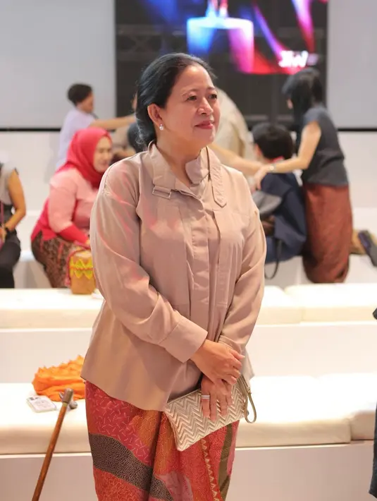 Ia juga membawa clutch silver dan mengenakan silleto heels. Dengan gaya rambut diikat ke belakang sesuai ciri khasnya.  [Daniel Kampua]