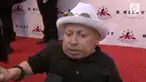 Verne Troyer meninggal dunia diumur 49 tahun. Verne Troyer dikenal saat berperan menjadi sahabat karib Dr. Evil, dalam film Mini-Me di Austin Powers, 