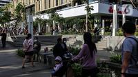 Warga memanfaatkan waktu berlibur lebaran dengan mengunjungi Sarinah Jakarta, Jumat (6/5/2022). Warga Jakarta dan sekitarnya mengisi libur Idul Fitri 1443 H untuk berjalan jalan dan berekreasi bersama keluarga ke Mall dan tempat-tempat wisata di Ibu Kota. (Liputan6.com/Johan Tallo)