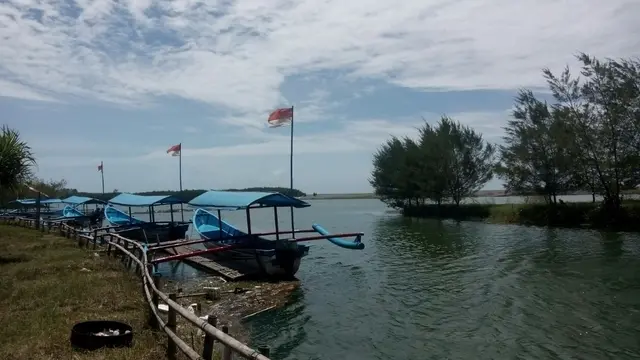 Kapal di pantai glgah juga menjadi salah satu spot selfie