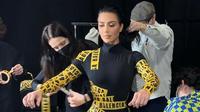 Kim Kardashian mengenakan lakban kuning Balenciaga ketika hadir di fashion show rumah mode mewah itu sebagai tribute untuk Ukraina. (Tangkapan Layar Twitter/KimKardashian)