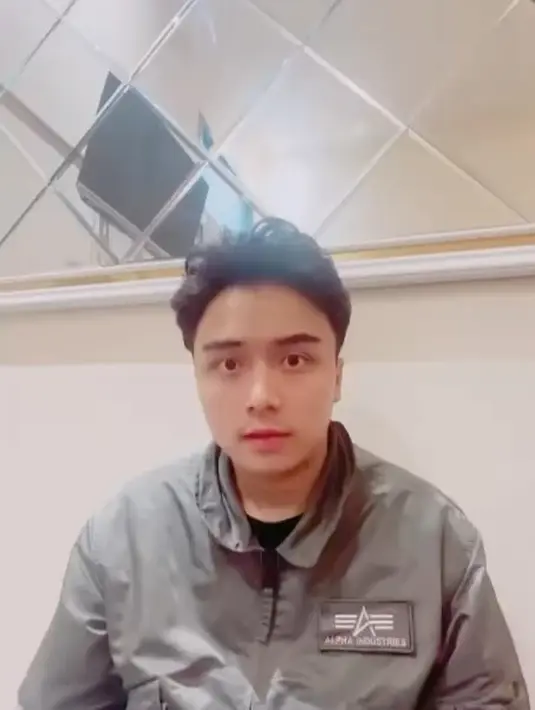 Leon Dozan baru saja ditangkap polisi terkait laporan kekasihnya Rinoa Rura Senduk. Leon telah ditetapkan sebagai tersangka dugaan penganiayaan kekasihnya. Tidak hanya terkait dugaan penganiayaan, tapi juga terkait video viral yang melakukan penghinaan terhadap instansi Polri. [Instagram/official.bethariasonata]