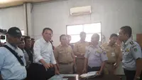 Wagub DKI Jakarta Basuki Tjahaja Purnama saat sidak bersama Wakil Ketua KPK Bambang Widjojanto.di Balai Pengujian Kendaraan Bemotor (PKB) Kedaung, Kali Angke, Jakarta Barat, Rabu (23/7/2014). (Liputan6.com/Andi Muttya Keteng) 