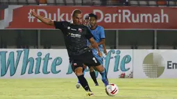 Striker Madura United, Bruno Da Silva Lopes menendang bola ke gawang Persela Lamongan yang membuahkan gol dalam laga matchday ke-3 Grup C Piala Menpora 2021 di Stadion Si Jalak Harupat, Bandung, Kamis (1/4/2021). (Bola.com/Ikhwan Yanuar)