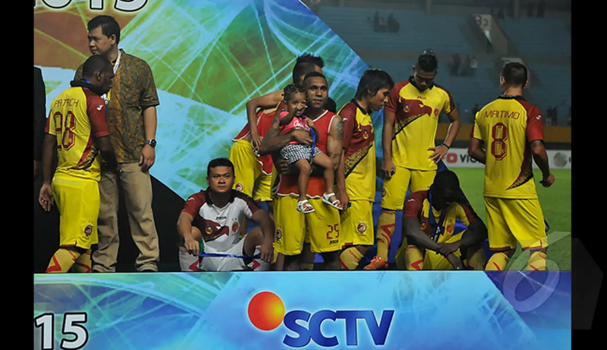 Sejumlah pemain Sriwijaya FC terlihat lesu di podium kemenangan usai dikalahkan Arema Cronus di final SCM Cup 2015 di Stadion Jakabaring,Selasa (27/1/2015). Arema Cronus unggul 1-0 atas Sriwijaya FC. (Liputan6.com/Johan Tallo)