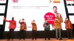 Director and COO Indosat Ooredoo Vikram Sinha (kiri), Menteri Investasi/Kepala BKPM Bahlil Lahadalia (ketiga kiri), CEO Huawei Indonesia Jacky Chen (kedua kanan) dan Plt. Gubernur Sulawesi Selatan Andi Sudirman Sulaiman pada peluncuran layanan 5G Indosat Ooredoo di Makassar (19/11/2021)