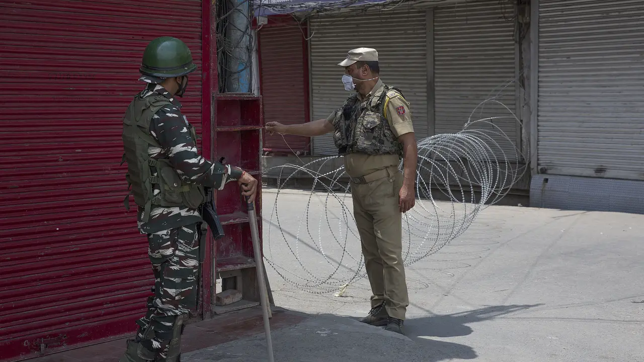 Tentara Paramiliter India Bersenjata Jaga Lockdown COVID-19