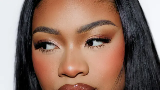 Inspirasi Gaya Makeup Bold yang Beri Kesan Mewah dan Berbeda pada Penampilanmu