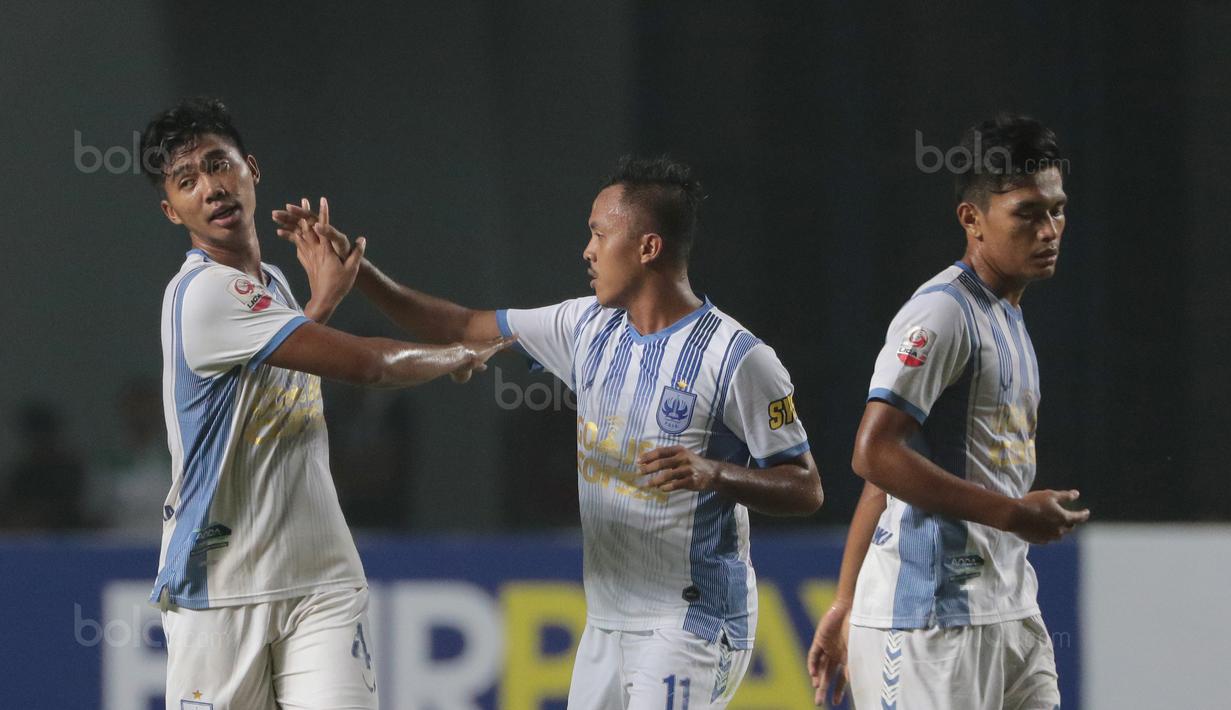Pemain PSIS Semarang, Rio Saputro (kiri) merayakan golbersama rekannya Aldaeir Makatindu melawan PS Mojokerto pada laga 8 besar  grup Y Liga 2 Indonesia di Stadion GBLA, Bandung, Sabtu (18/11/2017). PSIS Semarang menang 3-0. (Bola.com/Nicklas Hanoatubun)
