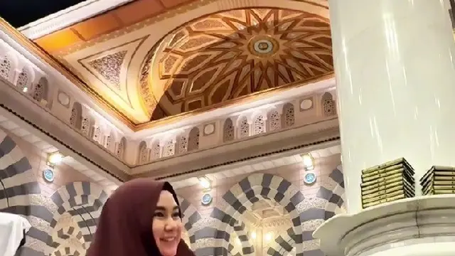 Potret Anisa Rahma Bukber di Masjid Nabawi Sambil Gendong Si Kecil (credit: instagram/anisarahma_12)